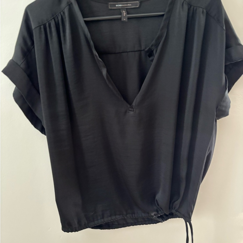 BCBGMaxazaria black silk-like short sleeve blouse